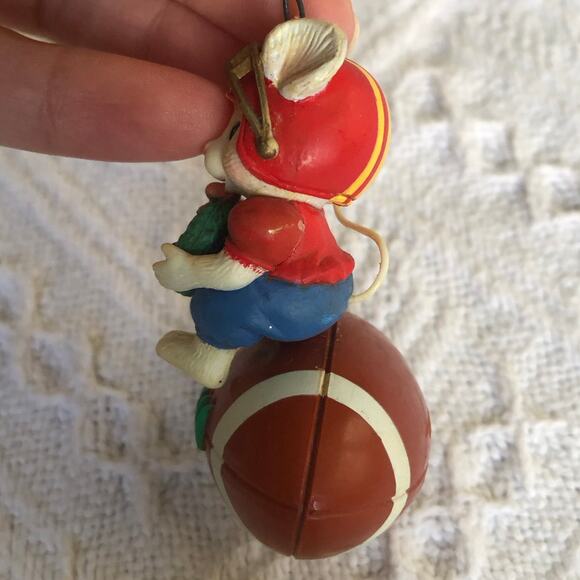 Vintage 1992 Lustre Fame Football Mouse Christmas Ornament With Wreath 2.5β - Picture 3 of 8